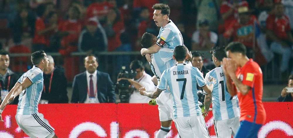 Argentinos comemoram o gol da virada sobre o Chile, marcado por Mercado