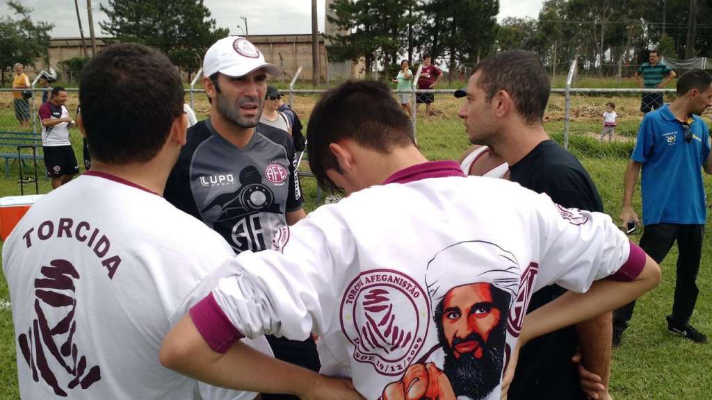 Torcedores conversam com o técnico português Sérgio Vieira durante treinamento da Ferroviária