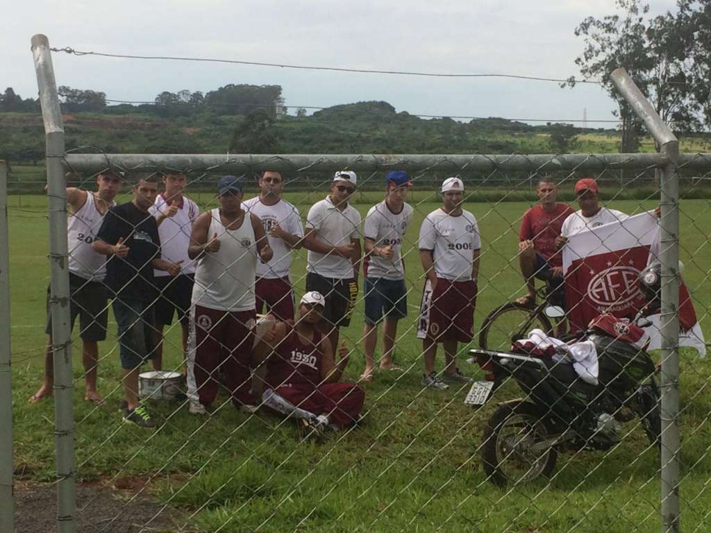 Preocupada com a queda de rendimento do time, torcida da Ferrinha foi cobrar o elenco