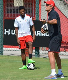 Paulistão: Sem Ganso, Bauza esboça time para o clássico com retorno de Michel Bastos
