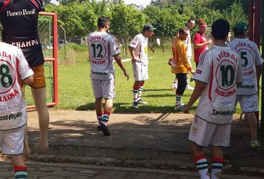 Fabulosa invadiu o treino dos jogadores. (Créditos: Reprodução/Twitter)