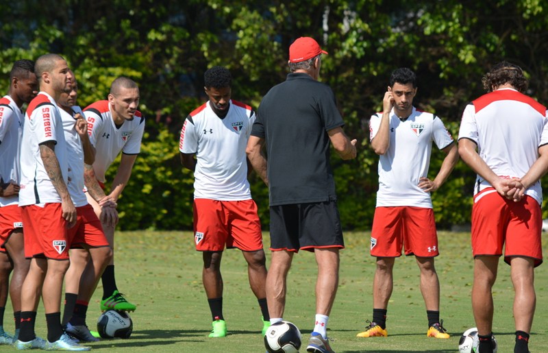 Bauza conversa bastante com os jogadores do São Paulo