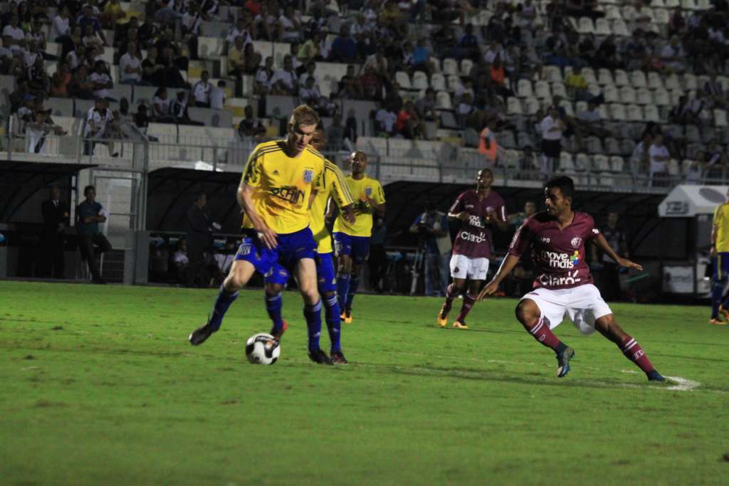 Douglas Grolli é uma das novidades da Ponte Preta