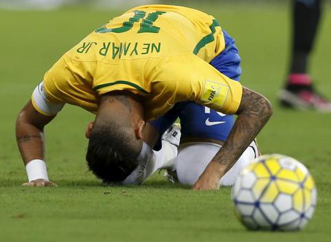 Neymar teve uma atuação medíocre e ainda recebeu terceiro amarelo e fica suspenso