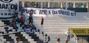 Torcedores invadem treino e tentam agredir jogadores da Ponte com pedaços de pau