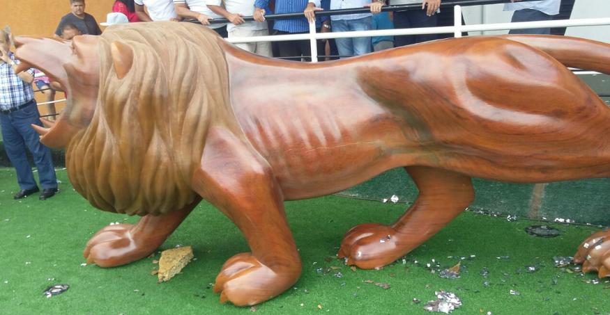 Um leão de madeira, mascote do Braga, com seis metros de comprimento e três toneladas fica exposto na frente do Nabizão