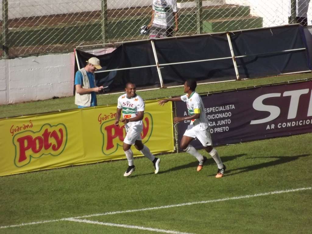 Jogadores do Rio Preto comemoram um dos quatro gols marcados na vitória sobre a Itapirense - José Paulo Necchi Oliveira