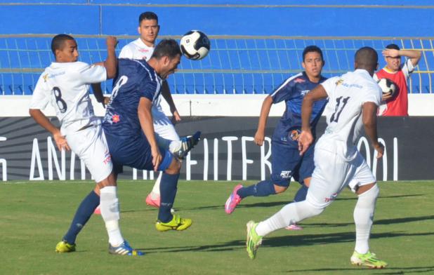 São José FC falhou muito na defesa e perdeu para o Comercial. Foto: Tião Martins
