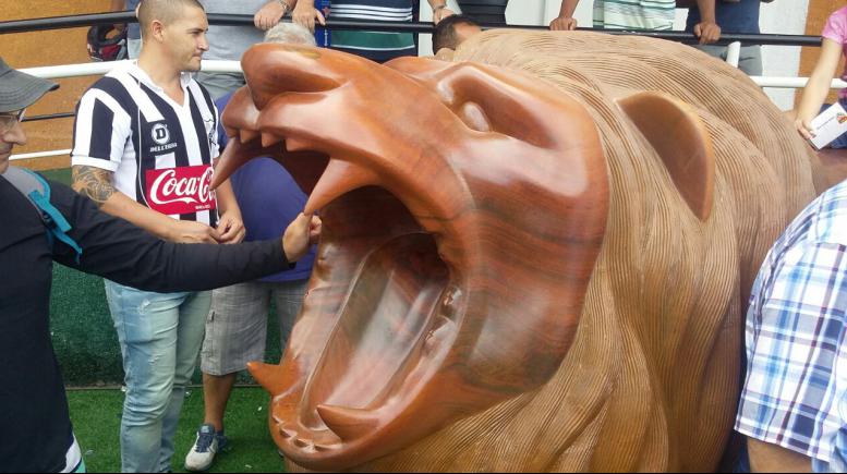 Leão de três toneladas virou atração para a torcida do Bragantino no Nabizão