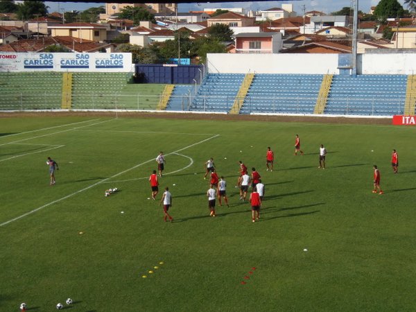 Flamengo joga melhor e vence o São Carlos fora