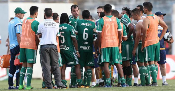 O experiente Edu Dracena tentou animar os companheiros, mas nem isso deu certo no desorganizado Palmeiras