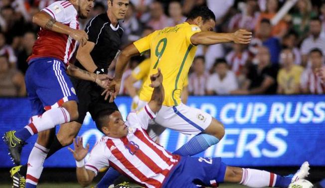 Ricardo Oliveira perdeu duas chances, porém marcou um gol no empate do Brasil
