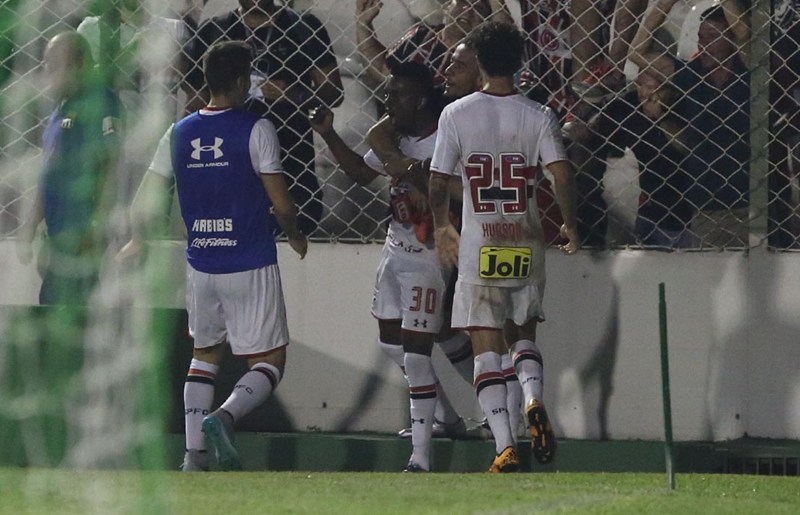 Kelvin marca e São Paulo escapa de derrota