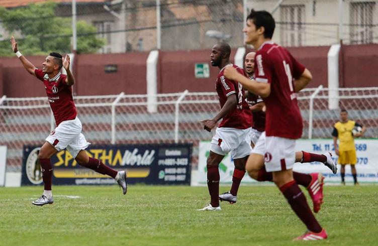 Thiago Ferreira de falta fez o gol do Juventus aos 43 minutos do segundo tempo em cima do Barbarense