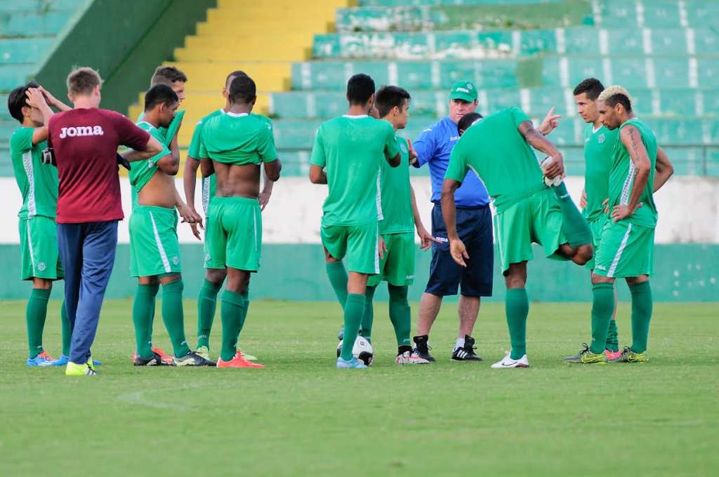 Pintado orienta jogadores para partida decisiva contra Barretos no domingo de manhã