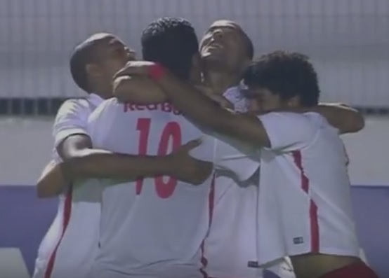 Roger comemora com os companheiros seu décimo gol no Campeonato Paulista