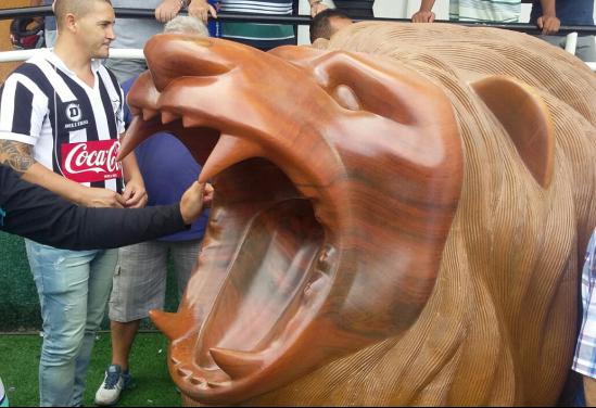 Leão de seis metros de comprimento e três toneladas é reforço de peso do Bragantino na disputa pelo acesso