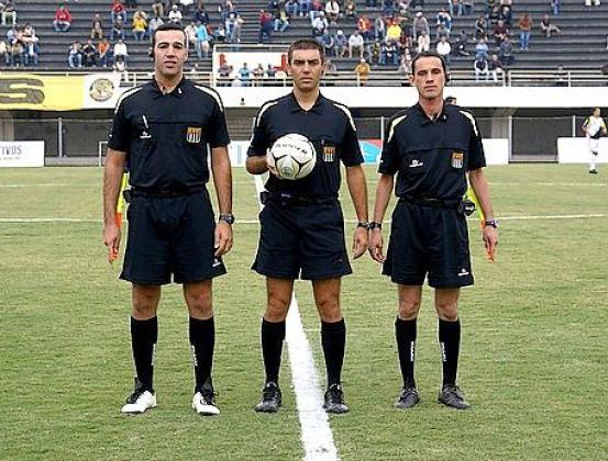 No centro, Marco Antonio de Oliveira Sá ira apitar o um dos principais confrontos desse domingo, entre Primavera e Inter de Limeira