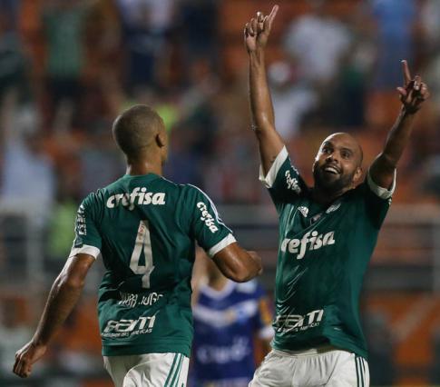 Alecsandro marcou mais um gol pelo Palmeiras, que vinha de quatro derrotas