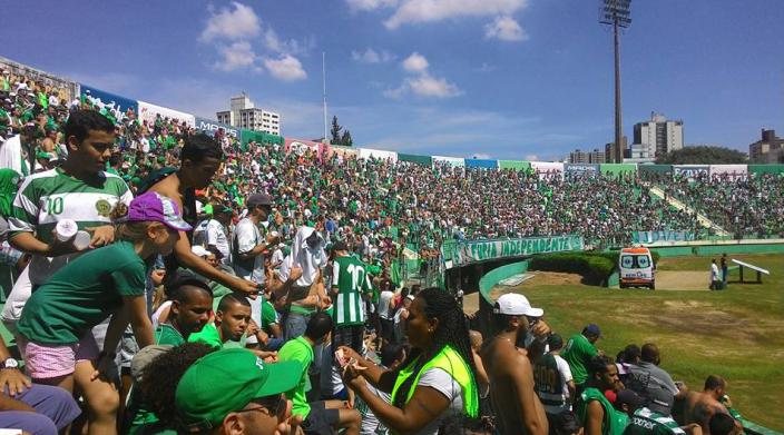 mais de seis mil torcedores foram ao brinco e se decepcionaram com o Guarani. Foto: Washington Melo