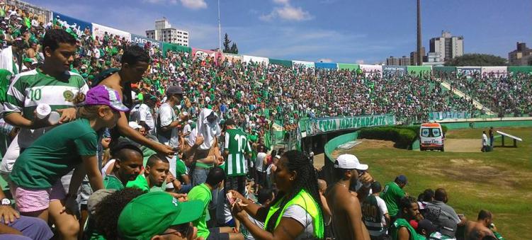 mais de seis mil torcedores foram ao brinco de Ouro na esperança do Bugre vencer o Barretos. Foto: Washington Melo