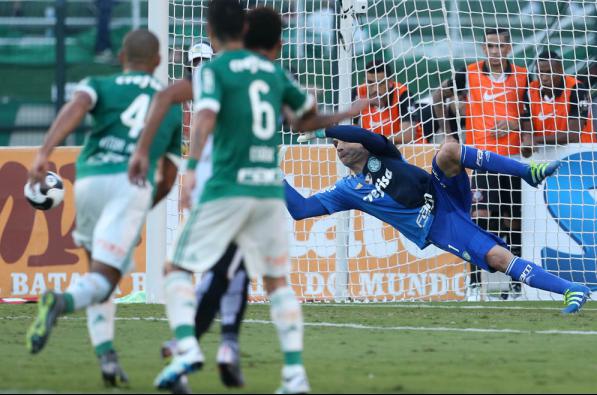 A bola segue do lado direito, onde Fernando Prass salta para defendeu o pênalti no clássico