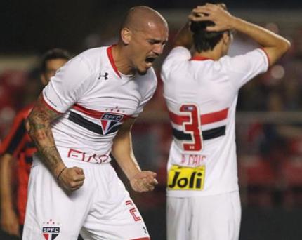 Maicon perdeu pênalti, mas se recuperou com gol da vitória sobre o Oeste