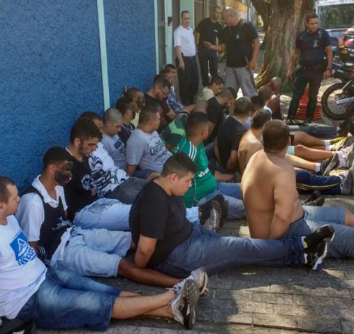 É preciso uma lei mais rígida contra este bandidos travestidos de torcedores