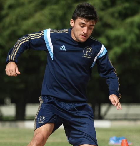 Após ficar um tempo afastado, o lateral Victor Luís pode ser titular no domingo 