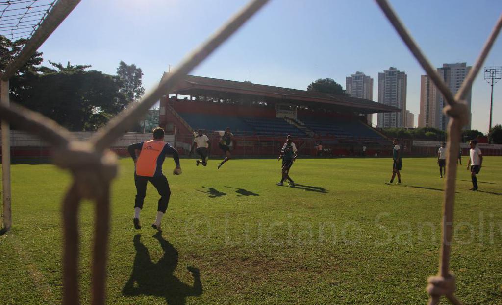 Jogadores do Nacional se preparam para o confronto que abre o quadrangular final da Série A3 do Campeonato Paulista, nesse sábado diante do Flamengo  - Luciano Stoliv
