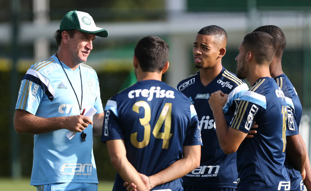 Cuca trabalha com os jogadores do Palmeiras