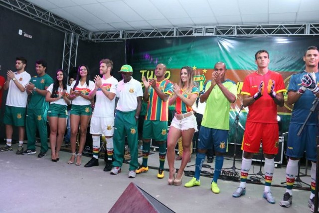 Marcos Assunção e panicat Arícia Silva brilham com uniforme do Sampaio Corrêa 2 0002050157155 img