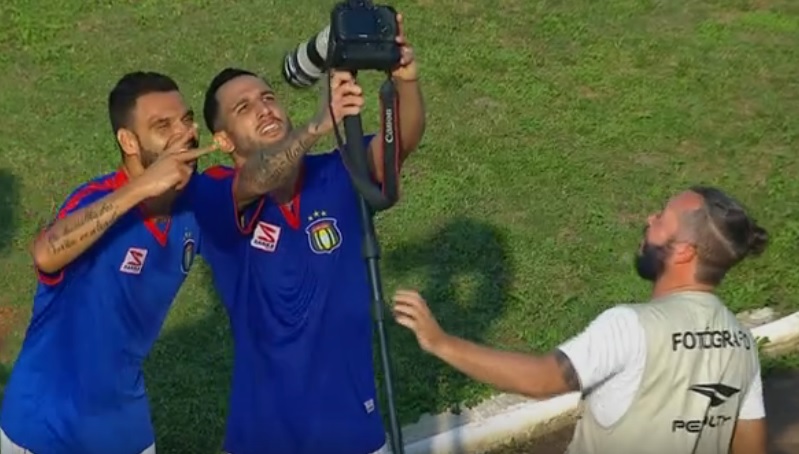 Jogadores do São Caetano comemoram o gol de empate marcado pelo meia Neto