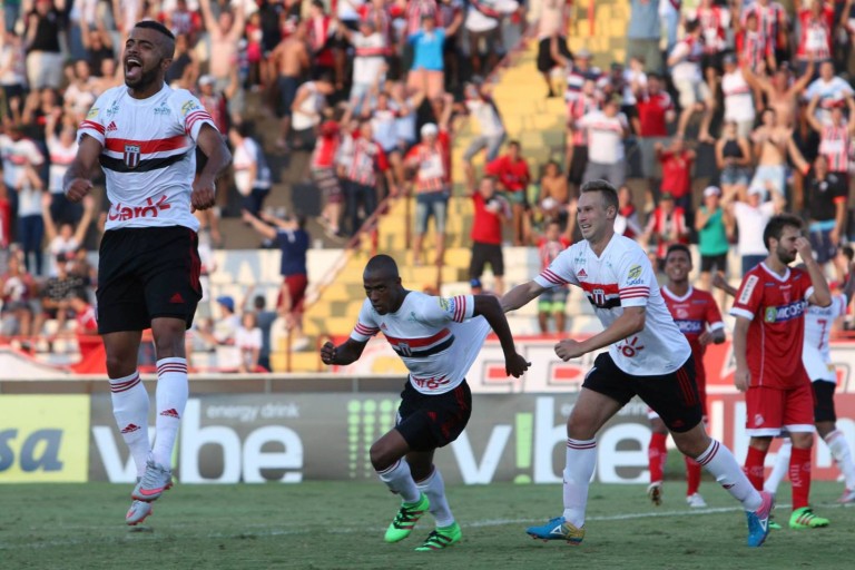 Samuel Santos comemora o gol que abriu caminho para a vitória por 2 a 0 Samuel Santos comemora o gol que abriu caminho para a vitória por 2 a 0