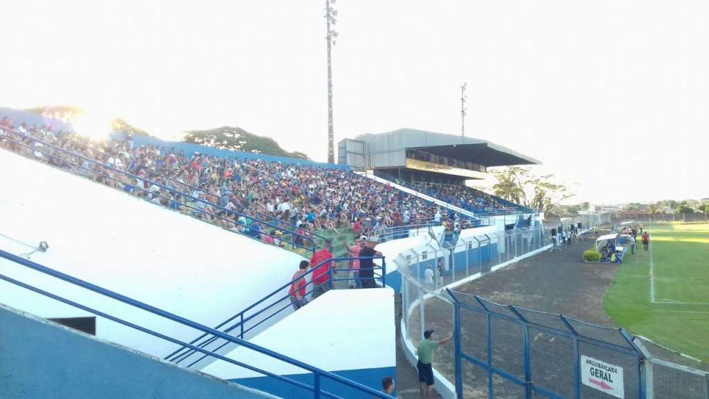 A torcida do São Carlos marcou presença no Luisão (Foto: Ricardo Reis)