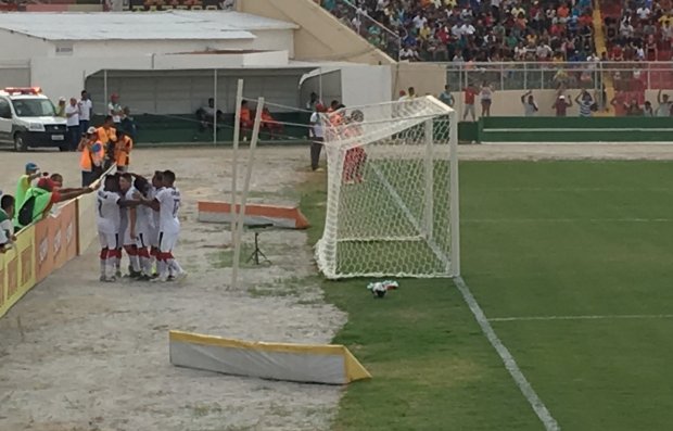 Jogadores do Vitória comemoram a vitória sobre o Juazeirense nesse domingo