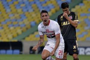 São Paulo pode emprestar argentino Centurión ao Vitória