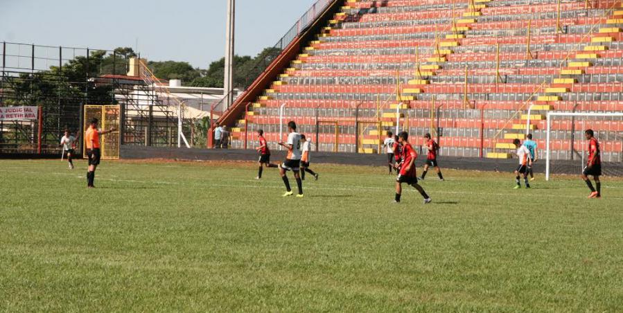 O time de base da Santacruzense testou o novo gramado do Estádio no último sábado, antes da estria do time no local 