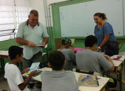 Voluntários vão às escolas estaduais distribuir cadernos com logo e campanha # v a m o s s u b i r b r a g a
