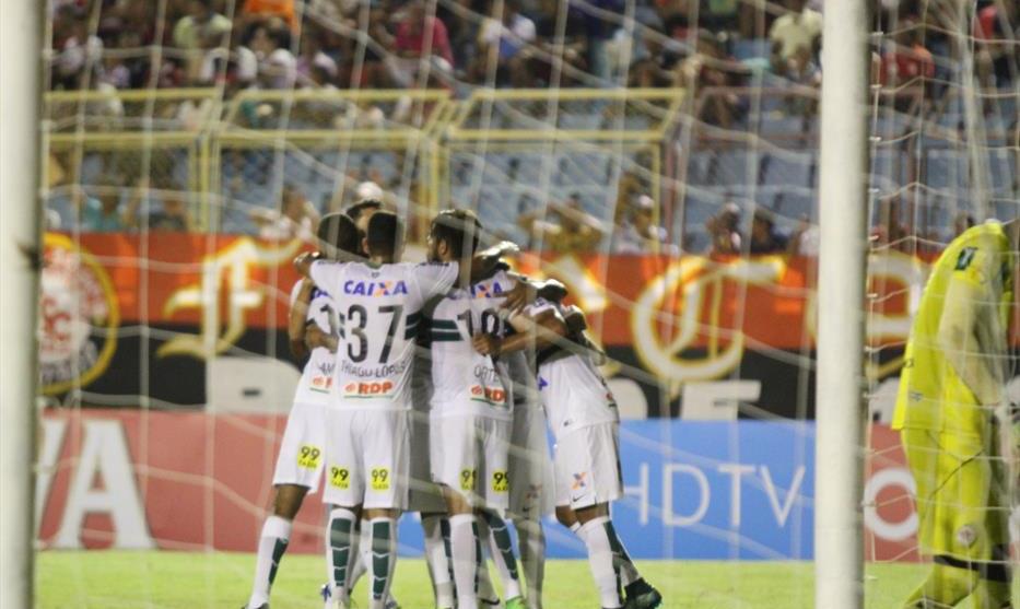 Coxa passa fácil e elimina jogo de volta