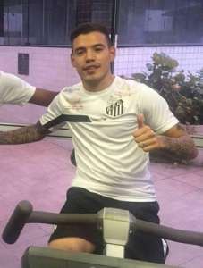 Paulistão: Santos corta dois e inscreve argentino Maxi Rolón