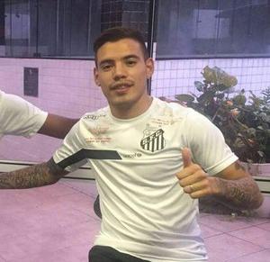 Santos corta dois e inscreve argentino Maxi Rolón