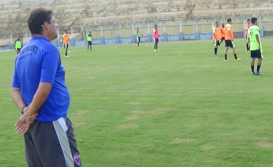 Lelo orientou o time para a estreia na Segundona que acontece nesse final de semana