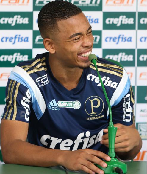 Em entrevista coletivo, Gabriel Jesus disse que não sabe das propostas que estão vindo do futebol italiano
