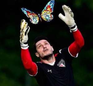 Íbis brinca e procura São Paulo por Denis