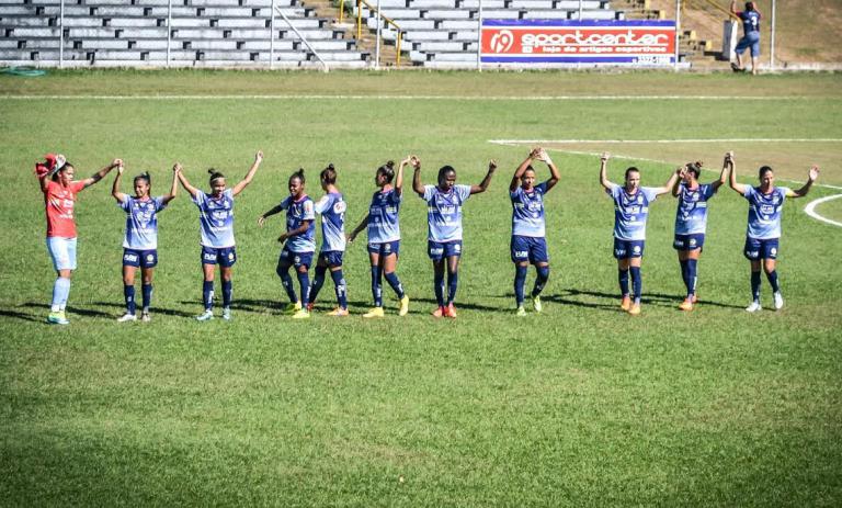 Mesmo sem entrar em campo, as meninas do São José agradeceu o apoio da torcida