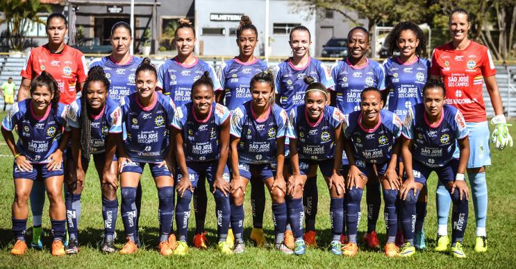 Não deu para jogar, mas sobrou tempo para tirar aquele fotografia posada e registrar a história. Foto: Artur Mareca