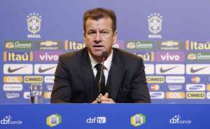 Pressionado, Dunga critica mudança constante de técnicos: 'Cadê a convicção?'