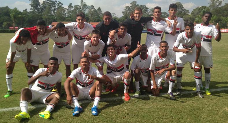 Meninos do São Paulo continuam atropelando seus adversários. Desta vez foram os garotos do Grêmio Barueri