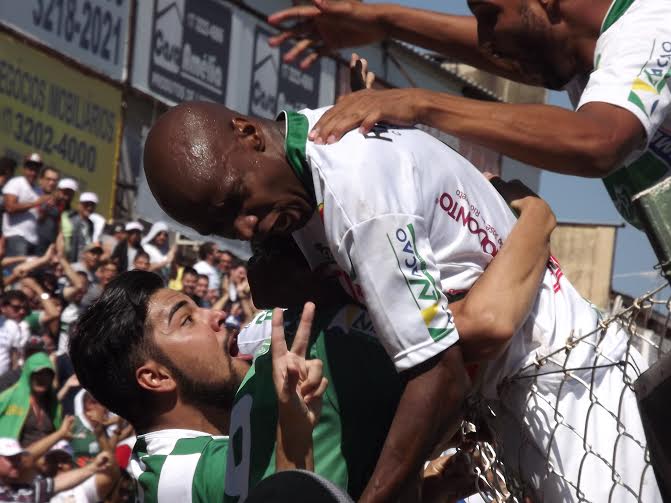 Rio Preto conquista o acesso na Série A3. Wanderson marcou um dos gols e subiu no alambrado para extravasar sua emoção   - José Paulo Necchi Oliveira  